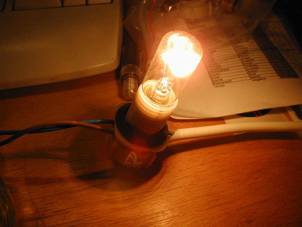 230V 13Watt Lampe (hab dacht is a 10Watt, steht owa 13Watt, made in italy drauf ;)