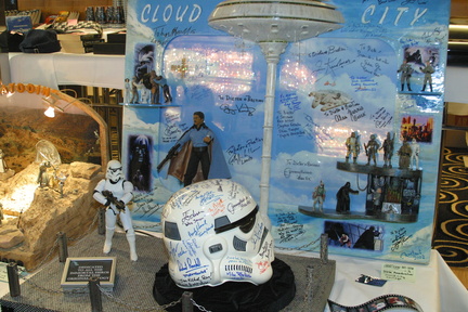Stormtrooper Helm mit vielen Unterschriften von Stars